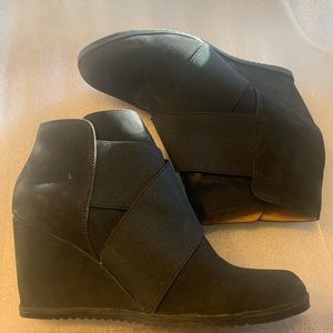 Gentle Souls by Kenneth Cole Black Leather Suede Wedge Heel Booties, Size 10M